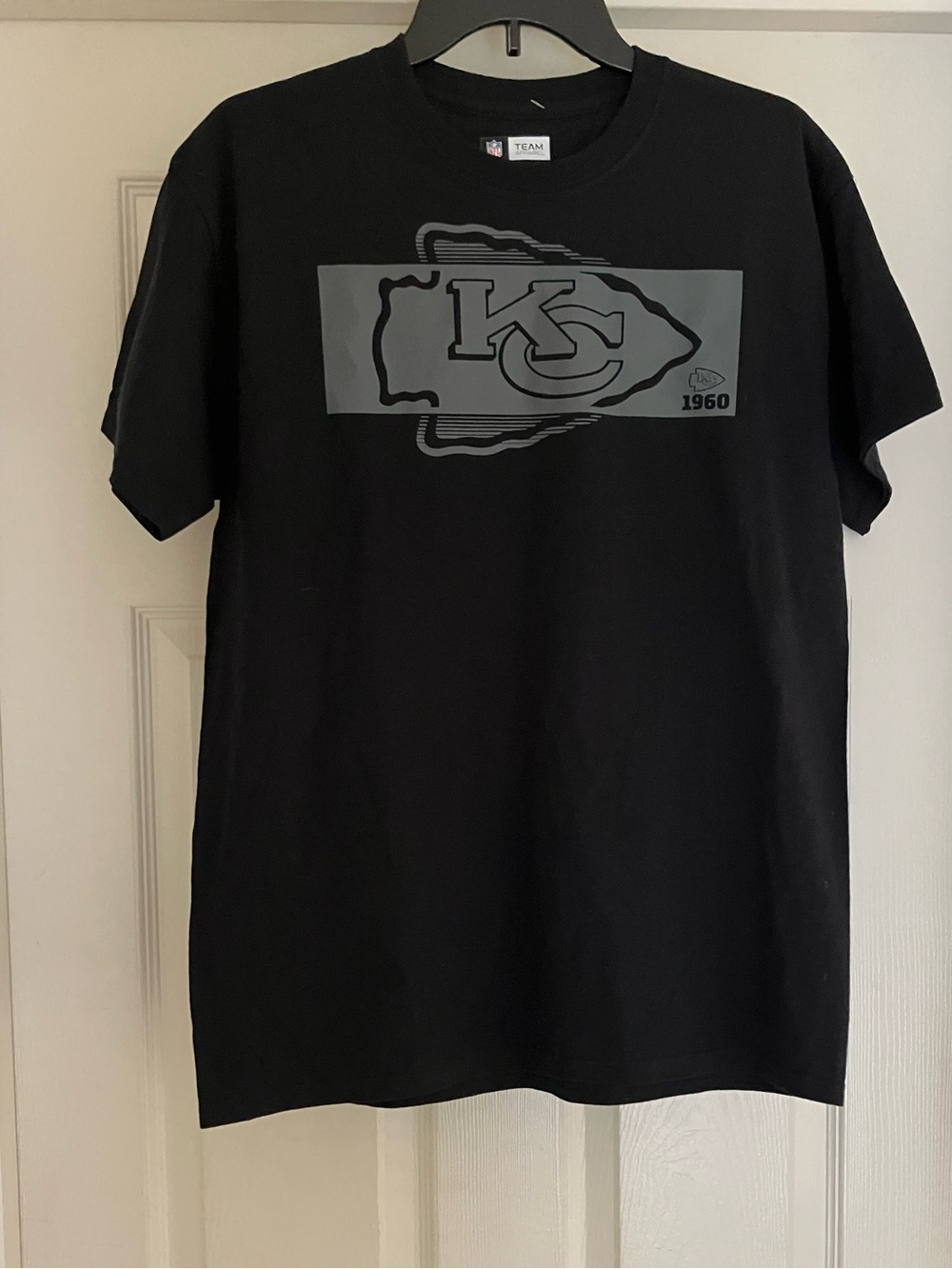 NFL Kansas City Chiefs Team Apparel Black Tonal Logo 1960 T-Shirt Medium M NEW